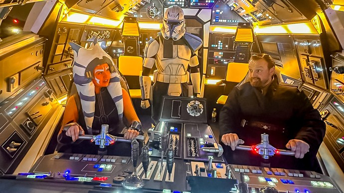 "Star Wars" Charaktere in futristischem Cockpit.