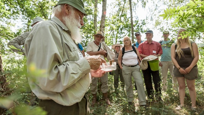Kursleiter mit Teilnehmern und Teilnehmerinnen. Foto: LWL/Steinweg Kursleiter mit Teilnehmern und Teilnehmerinnen. Foto: LWL/Steinweg