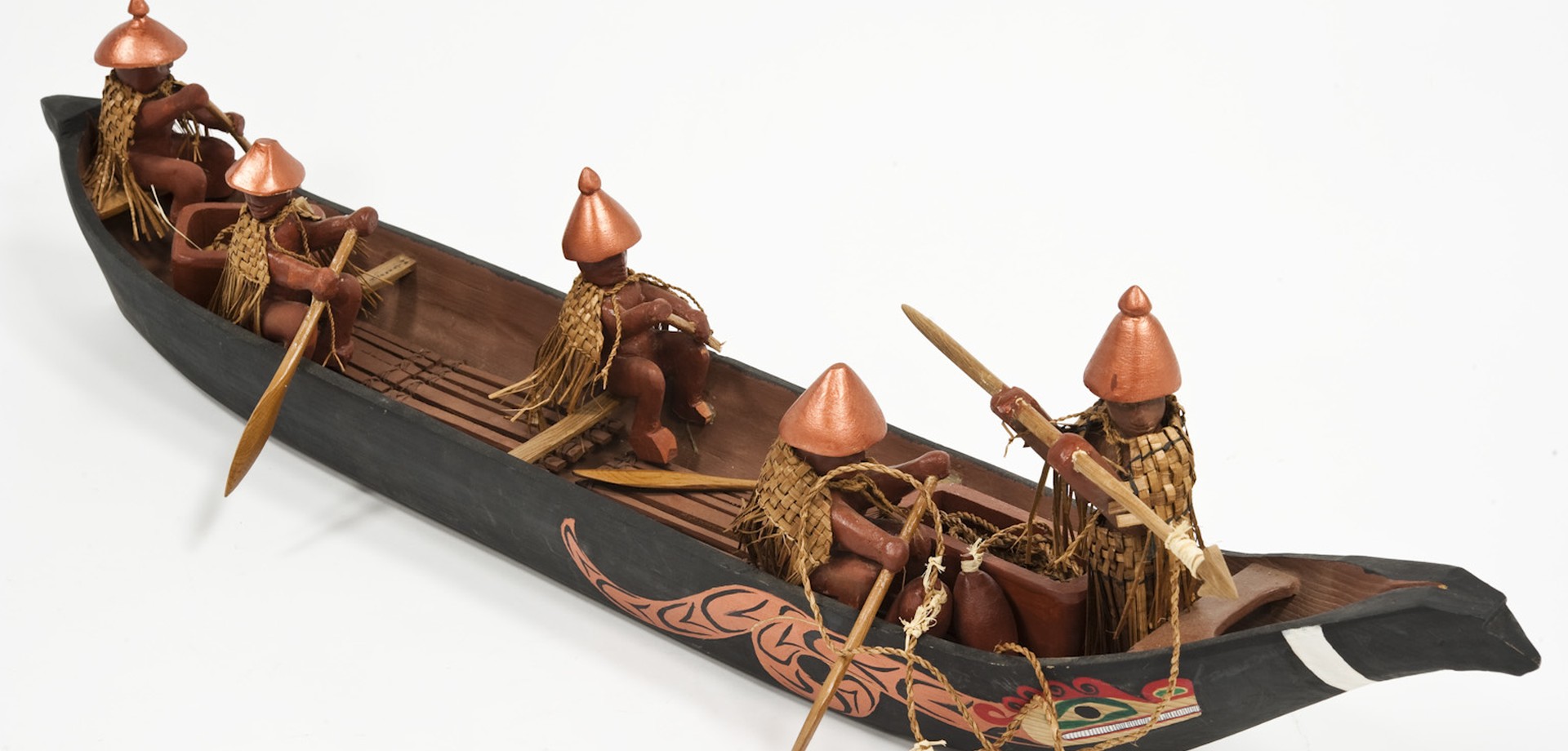 86 Zentimerter großes Modell eines Kanu mit fünf darin befindlichen Menschenfiguren.