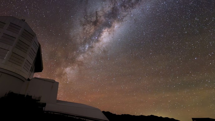 Foto eines Großteleskops vor dem Sternenhimmel. Foto eines Großteleskops vor dem Sternenhimmel.