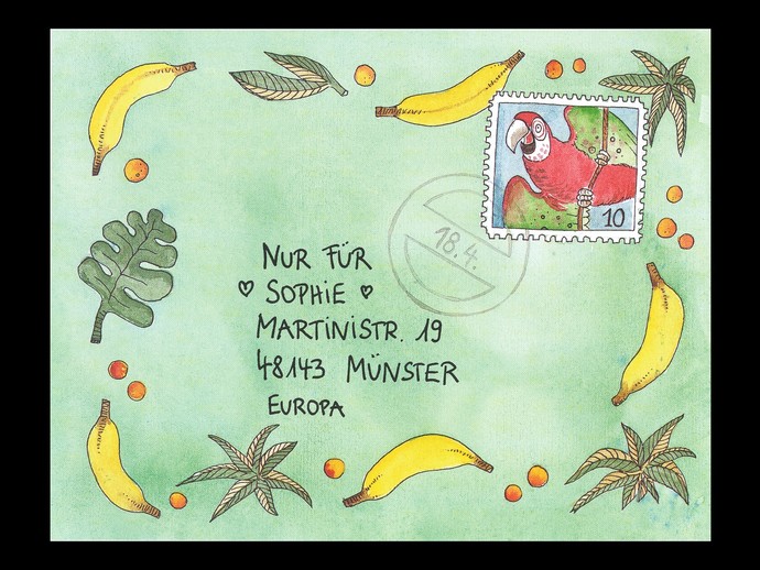 Ein mit Bananen und Blättern dekorierter Briefumschlag mit einer Briefmarke, auf der ein Papagei abgebildet ist. (vergrößerte Bildansicht wird geöffnet)