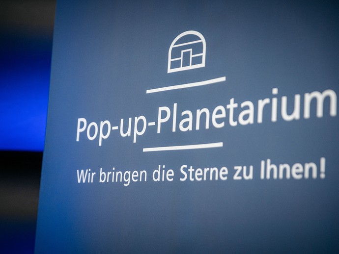 Beschilderung vom Pop-up-Planetarium. Foto: LWL/Steinweg (vergrößerte Bildansicht wird geöffnet)