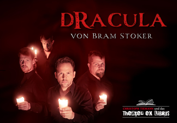 Das Plakat zum Live Hörspiel Dracula. Christoph Tiemann und Mitglieder des Theater ex libris halten je eine Kerze in der Hand.