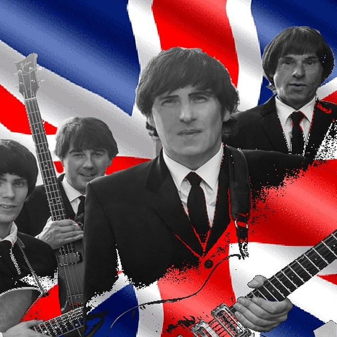 4 Männer, die aussehen wie die Beatles und Musikinstrumente halten, stehen vor der Flagge von Großbritannien. (vergrößerte Bildansicht wird geöffnet)