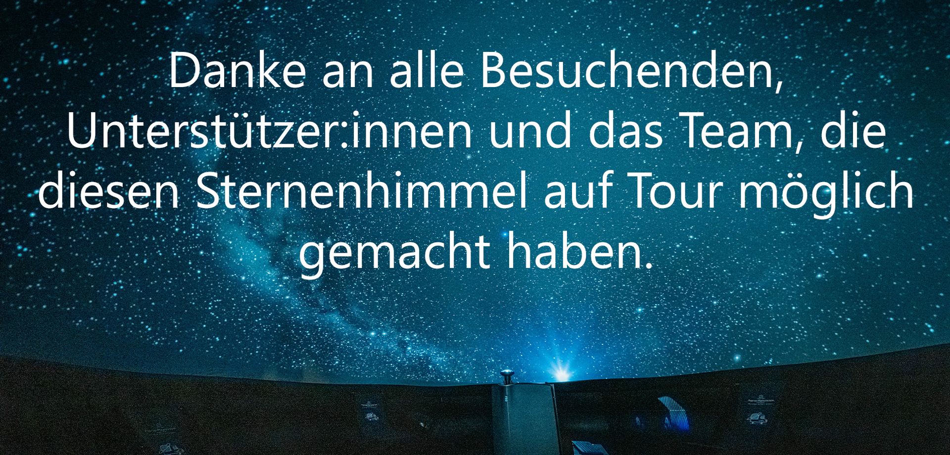 Die Projektion des Sternenhimmels im Pop-up-Planetarium. Darauf ein Schriftzug mit Dank an alle Beteiligten.
