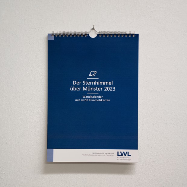 Ein Wandkalender mit Himmelskarten.
