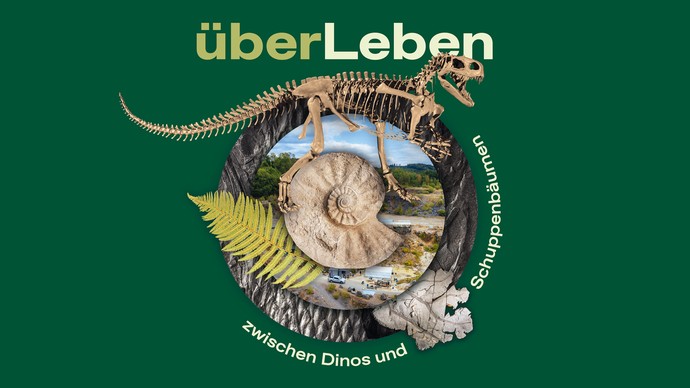 Plakat zur Paläontologischen Landesausstellung: Riesenammonit, fossile Steinplatte einer Pflanze, Farn und das Skelett des Wiehenvenators.