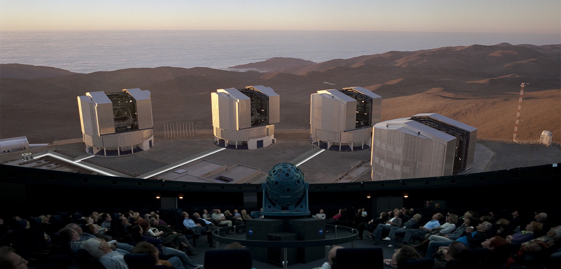 Planetariumsbesucher schauen auf eine Abbildung der Europäischen Südsternwarte. Foto: LWL