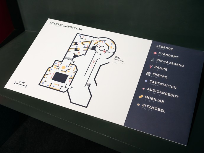 Inforamtionsafel zum Ausstellungsplan mit Braille-Schrift. (vergrößerte Bildansicht wird geöffnet)