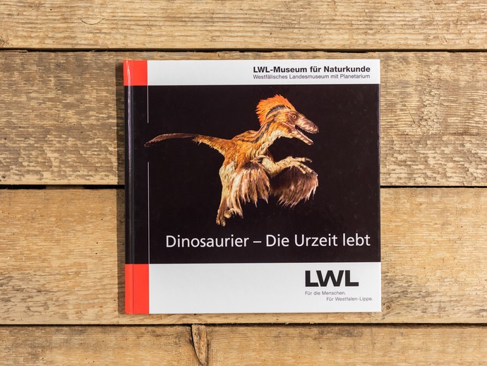 Begleitbuch der Ausstellung Dinosaurier die Urzeit lebt. (vergrößerte Bildansicht wird geöffnet)