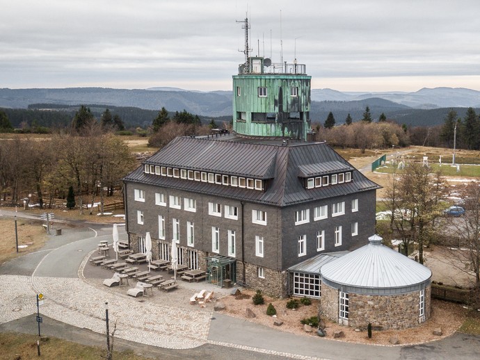 Luftaufnahme: Das Haus mit Wetterstation am Kahlen Asten. Foto: LWL/Steinweg (vergrößerte Bildansicht wird geöffnet)