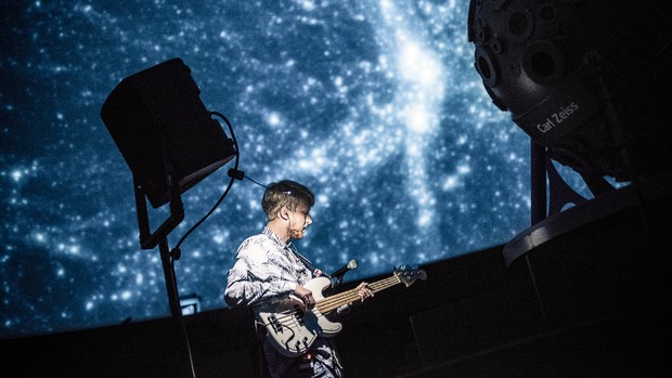 Musiker spielt Gitarre im Planetarium- Foto: LWL/Steinweg