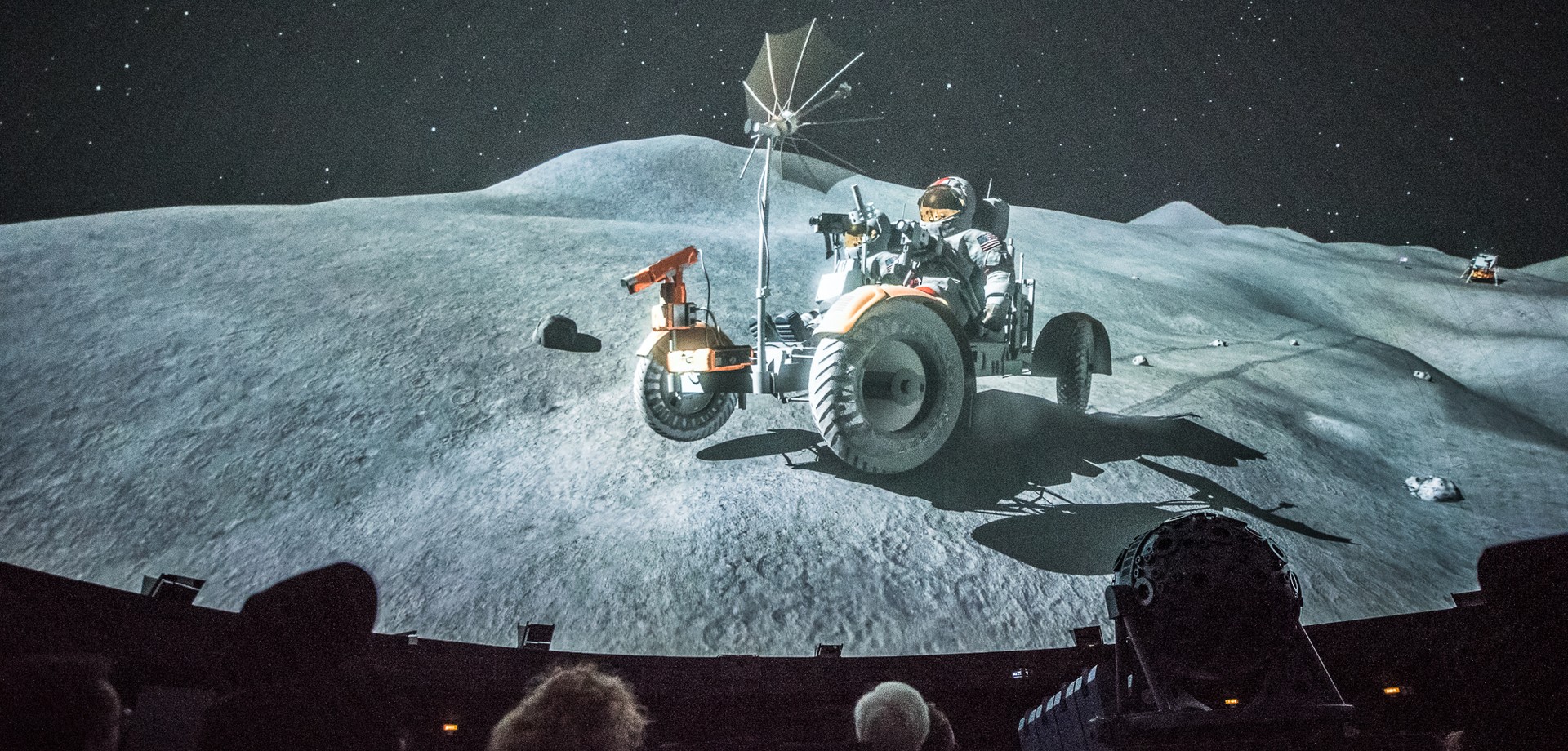 Astronaut in einem Mondfahrzeug an der Planetariumskuppel. Foto: LWL/Steinweg