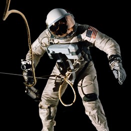 Astronaut im Weltall schwebend.