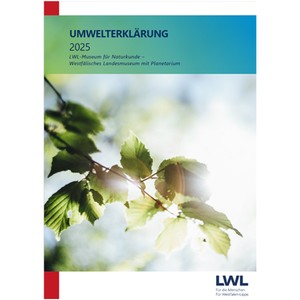 Titelbild der Umwelterklärung 2025 des LWL-Museums für Naturkunde. Cover zeigt einen Zweig mit Blättern, der von der Sonne angestrahlt wird.