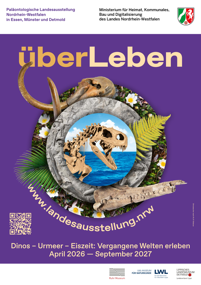 Dach-Plakat der Paläontologischen Landesausstellung Nordrhein-Westfalen. Verschiedene Fossilien und Pflanzen ringförmig auf violettem Hintergrund.