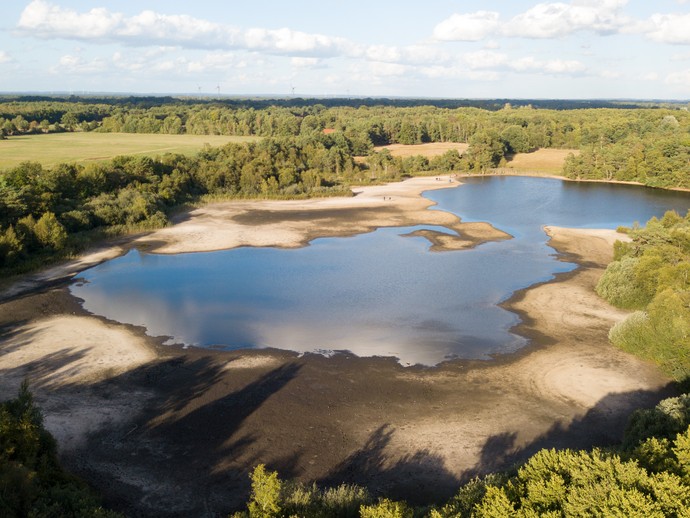 Erdfallsee bei niedrigem Wasserstand. (vergrößerte Bildansicht wird geöffnet)