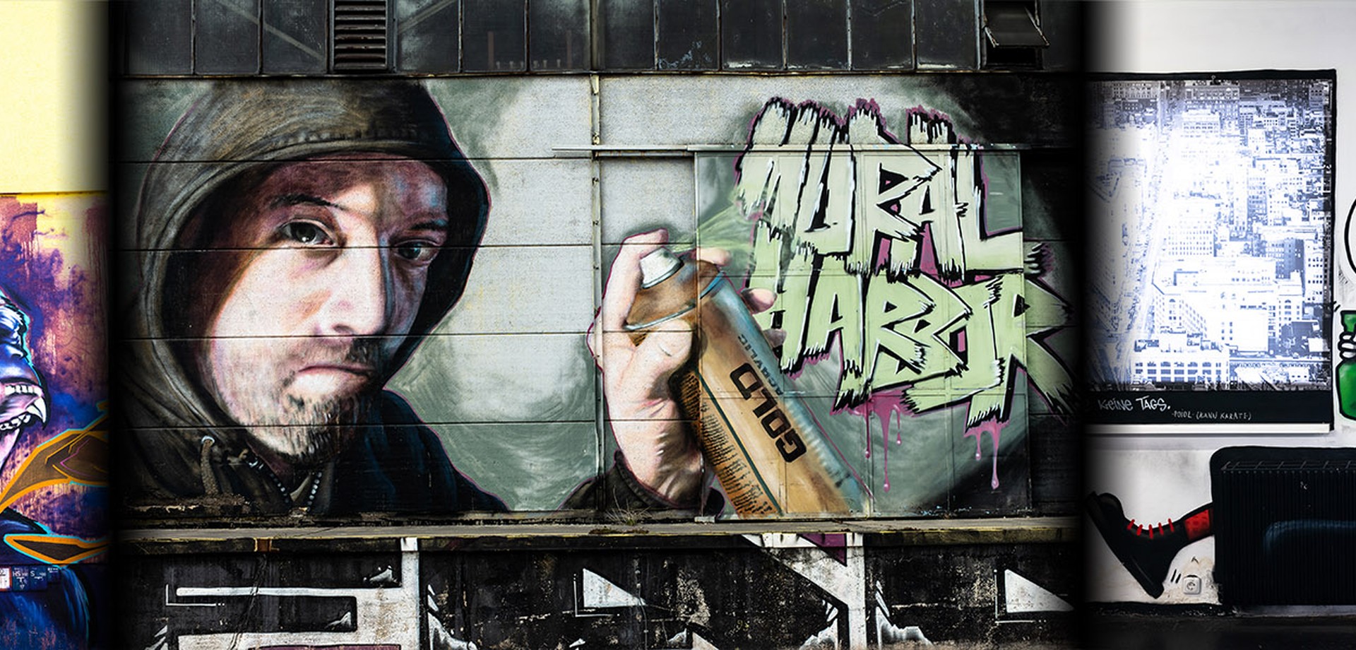 Drei Wandbilder: links Gorilla, Mitte Sebstporträt eine Graffitikünstlers mit Spraydose in der Hand, rechts lachendes Graffitimännchen mit Koffer.
