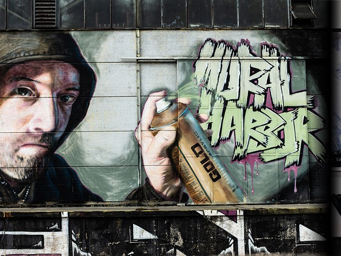 Wandbilder eines Sprayers mit Sprayflasche in der Hand. Foto: Heinrich Brinkmöller-Becker (vergrößerte Bildansicht wird geöffnet)