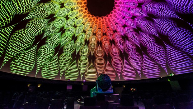 Projektion aus der Musikshow Dark Side of the Moon in der Kuppel des Planetariums. Foto: LWL/Oblonczyk