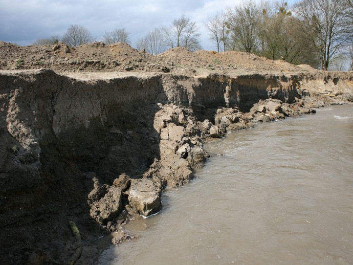 Geologisches Profil am Ufer des Flusses Ahse (vergrößerte Bildansicht wird geöffnet)