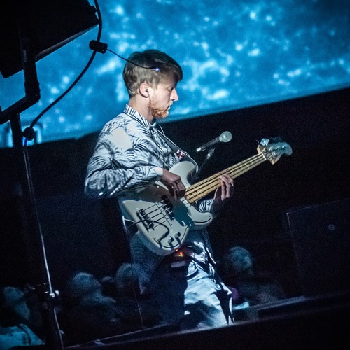 E-Gitarrist im Planetarium. Foto: LWL/Steinweg