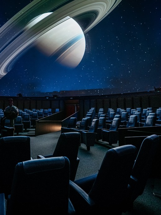 Blick in ds neue Planetarium 2022 mit seinen Sitzreihen und dem Sternenprojektor. (öffnet vergrößerte Bildansicht)