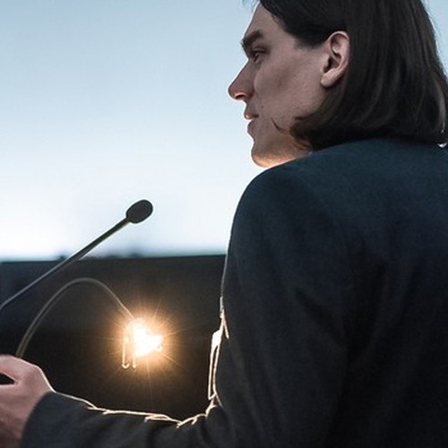 Referent spricht am Stehpult vor Zuschauern im Planetarium.