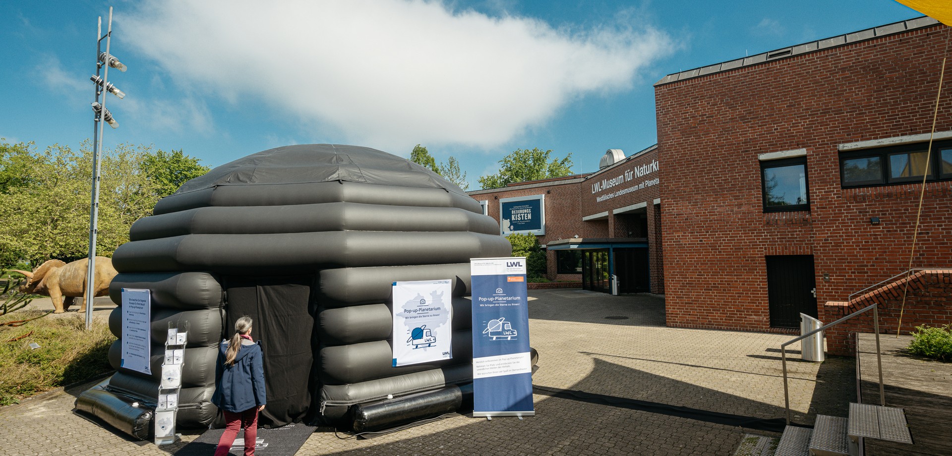 Schriftzug mit Icon eines Planetariums und Text: Pop up Planetarium. Wir bringen die Sterne zu ihnen!