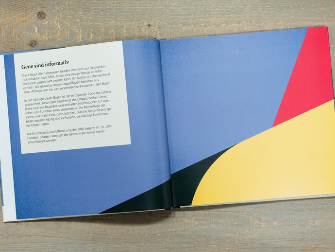 Einblick in das Begleitbuch zur Sonderausstellung "Gene - Vielfalt des Lebens". (vergrößerte Bildansicht wird geöffnet)