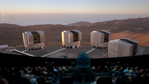 Planetariumsgäste schauen auf eine Abbildung der Europäischen Südsternwarte. Foto: LWL