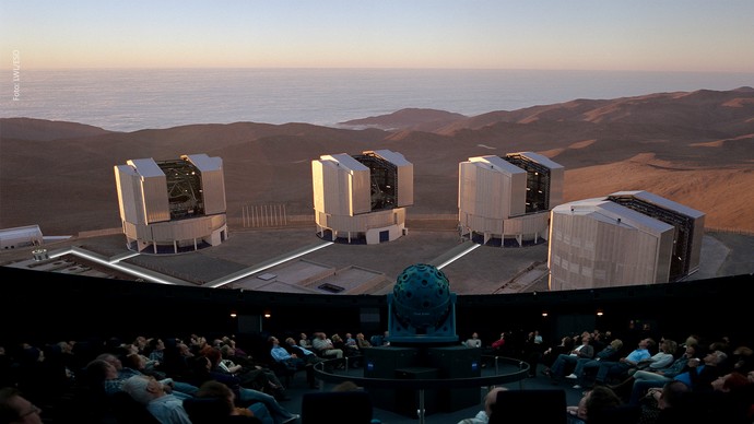 Planetariumsgäste schauen auf eine Projektion der Europäischen Südsternwarte. Foto: LWL