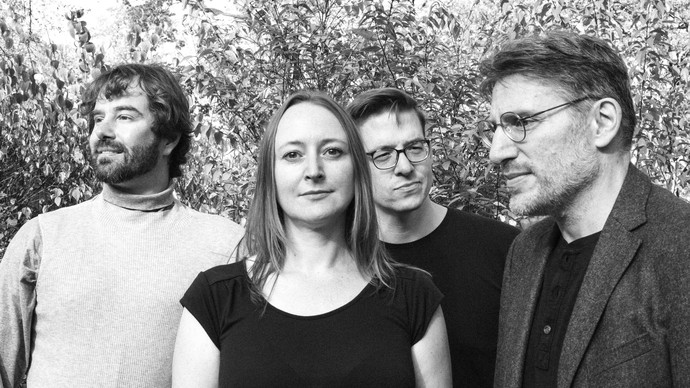 Ein schwarz weiß Foto der Band OMMA GOMMA. Ein schwarz weiß Foto der Band OMMA GOMMA.