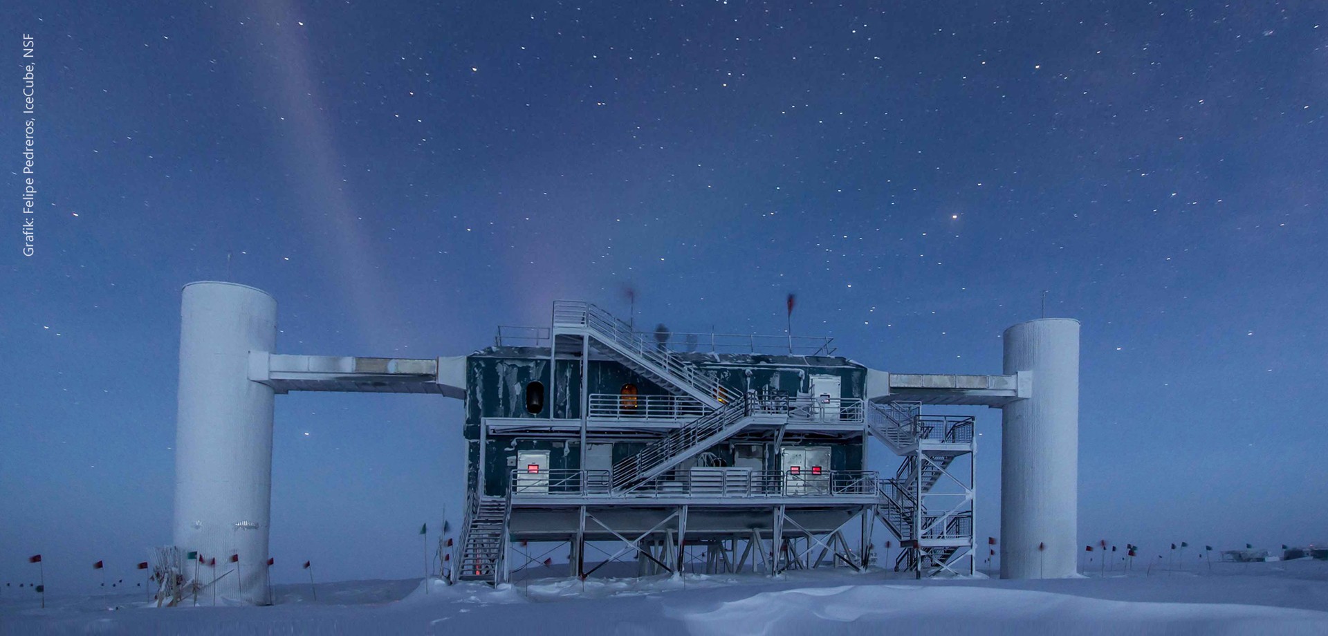 Neutrinodetektor IceCube in der Antarktis. Grafik: IceCube, NSF/Felipe Pedreros