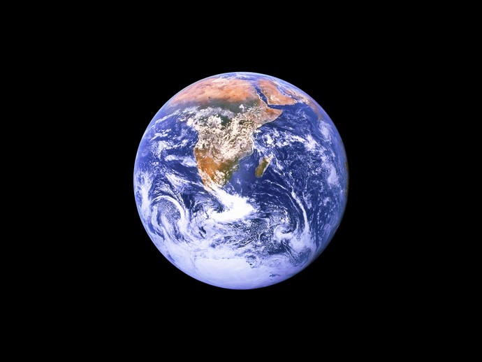 Die Erde, eine überwiegend blaue Kugel, die mit weißen Wolken überzogen ist. (vergrößerte Bildansicht wird geöffnet)