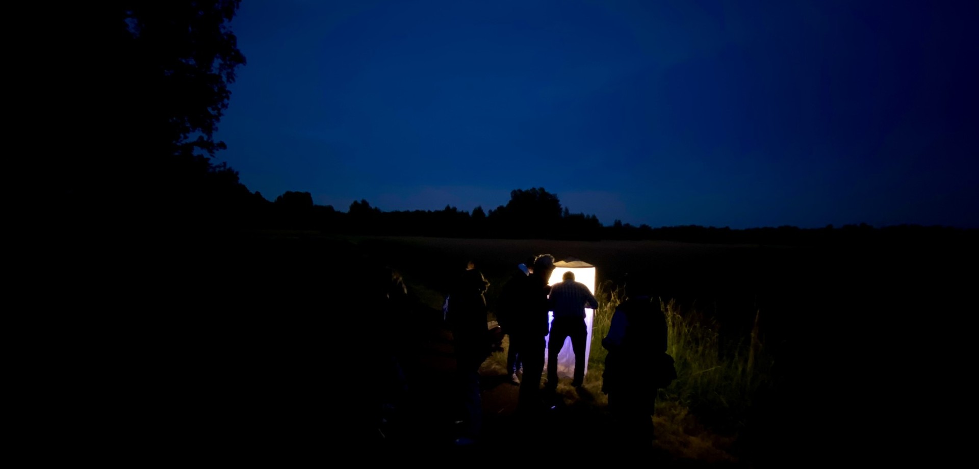 Verschiedene Aktionen zum Kennenlernen der Vielfalt: Hier werden nachts mithilfe von Licht Nachtfalter und andere Insekten angelockt.