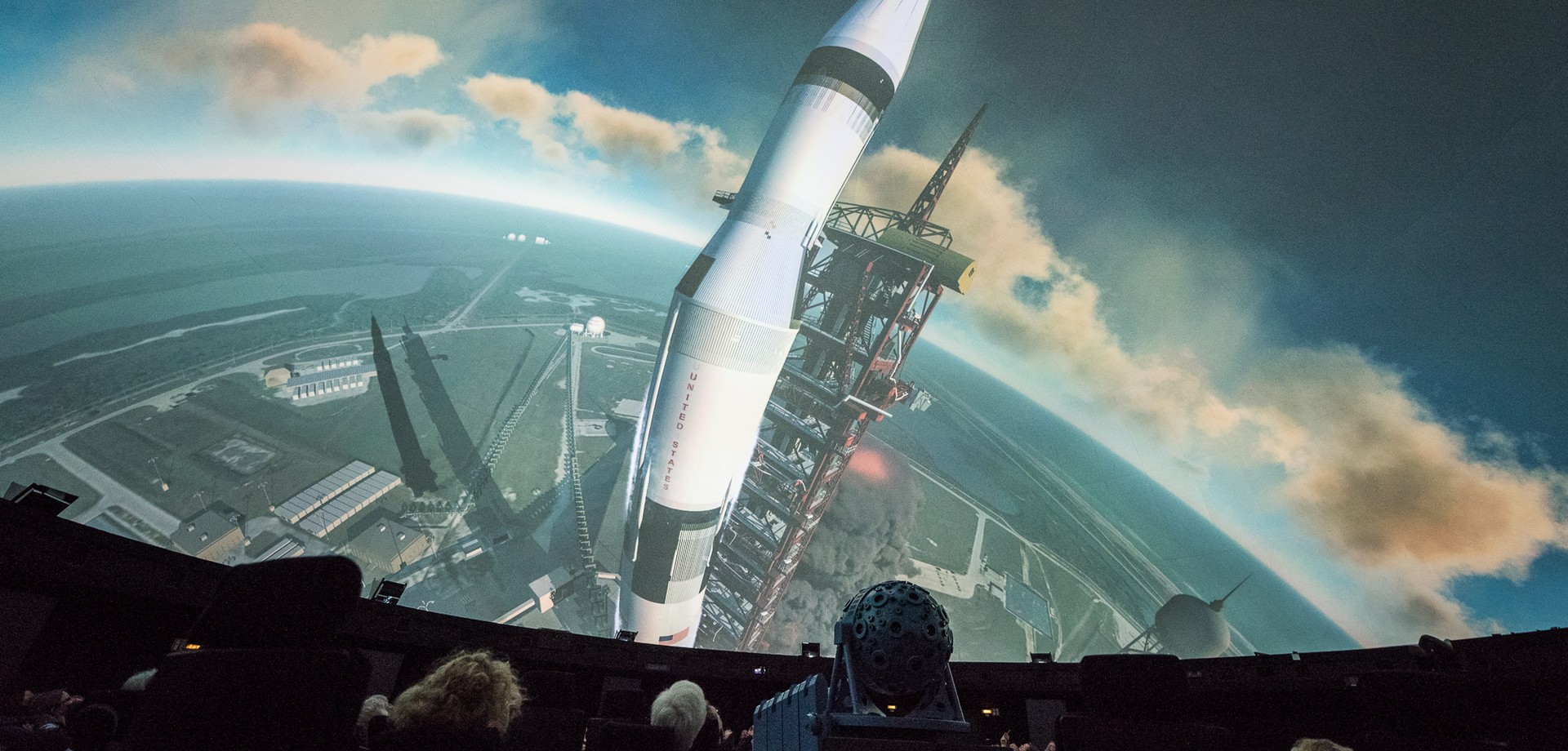 Planetariumsbesucher schauen auf den Raketenstart der Apollo-Mission. Foto: LWL/Steinweg
