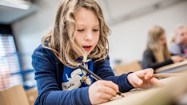 Kinder beim Zeichnen und Malen. Foto: LWL/Steinweg