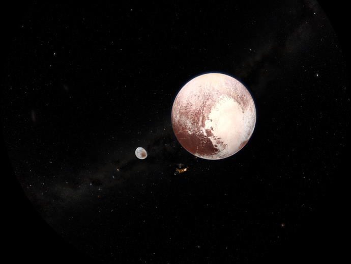Der Zwergplanet Pluto und sein Mond Charon erscheinen als weißbraun gefleckte Kugeln. Dazwischen fliegt eine kleine Raumsonde. (vergrößerte Bildansicht wird geöffnet)