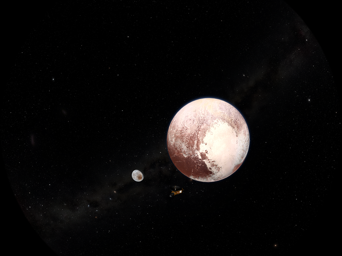 Der Zwergplanet Pluto und sein Mond Charon erscheinen als weißbraun gefleckte Kugeln. Dazwischen fliegt eine kleine Raumsonde. (vergrößerte Bildansicht wird geöffnet)