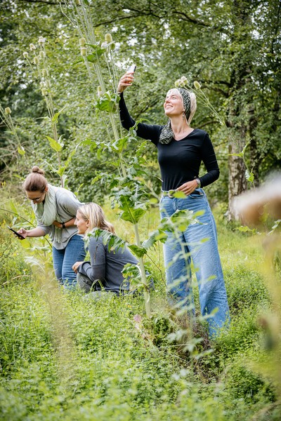 Zwei Frauen in der Natur mit Handys. Foto: LWL/Steinweg