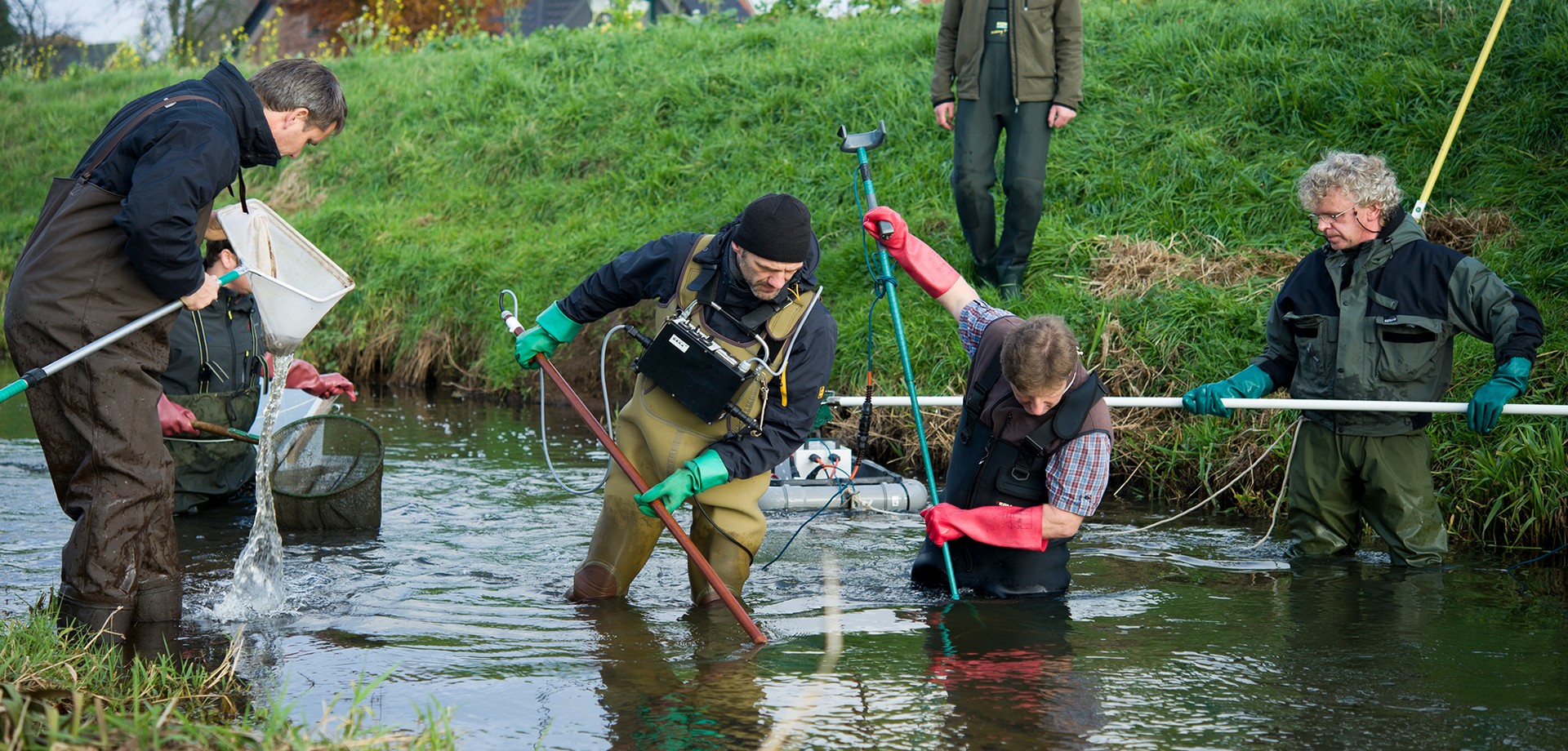 Kursteilnehmende bei der Durchführung vom Fischkurs.