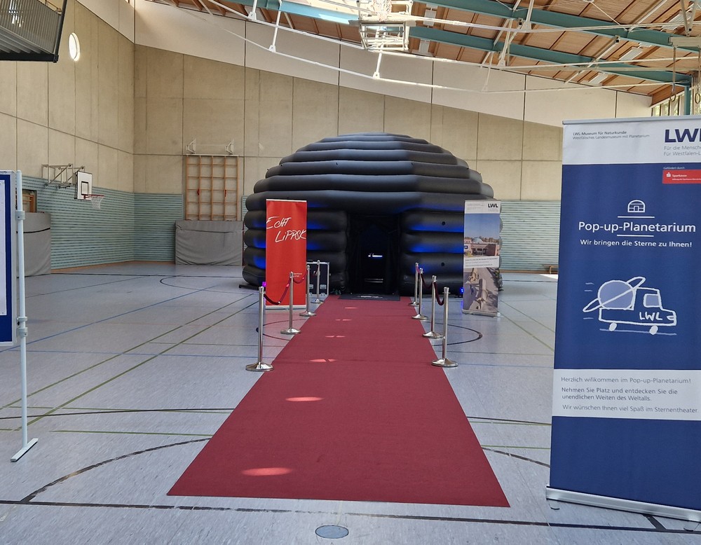 Das Pop-up-Planetarium auf Tour in einer Sporthalle aufgebaut.