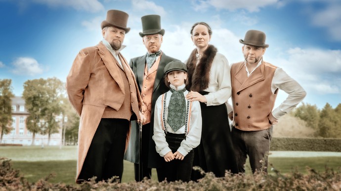 Die Mitglieder des Theater ex libris posieren in historischer Kleidung im Freien.