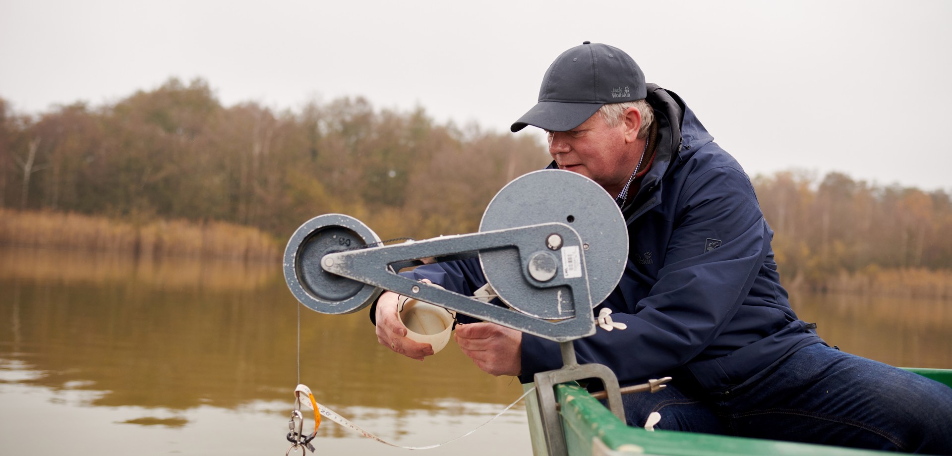 Mann in einem Boot auf dem Heiligen Meer. Foto: Phillina Zuther