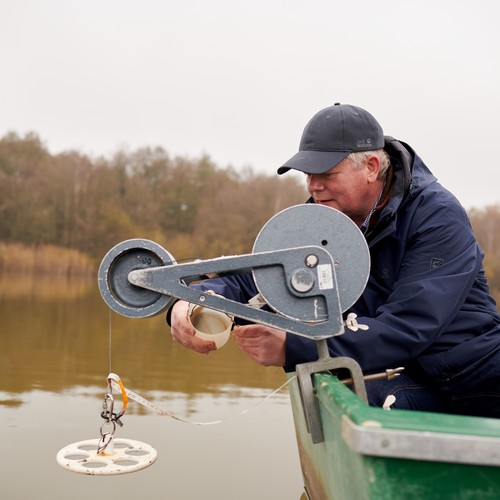 Mann im Boot auf dem Heiligen Meer.