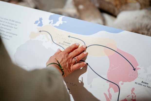 Eine Hand tastet über einen Kontinent-Plan in einem Museum, der erhabene Schrift und Brailleschrift enthält. Eine Hand tastet über einen Kontinent-Plan in einem Museum, der erhabene Schrift und Brailleschrift enthält.