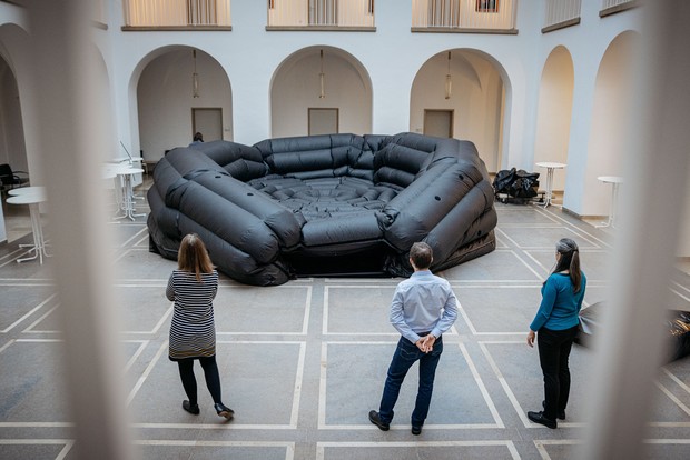 Das halb aufgeblasene Zelt des Pop-up-Planetariums