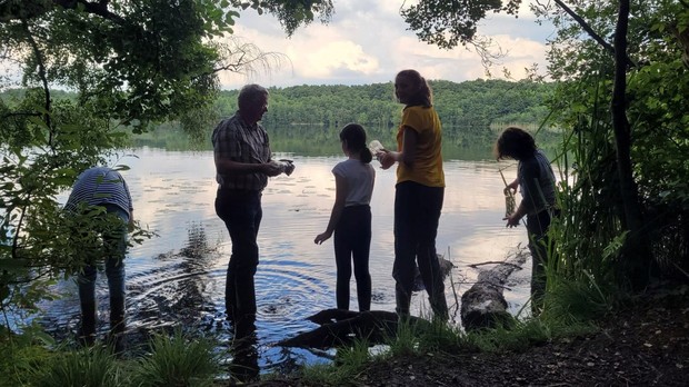 Eine Gruppe Menschen watet imm Wasser