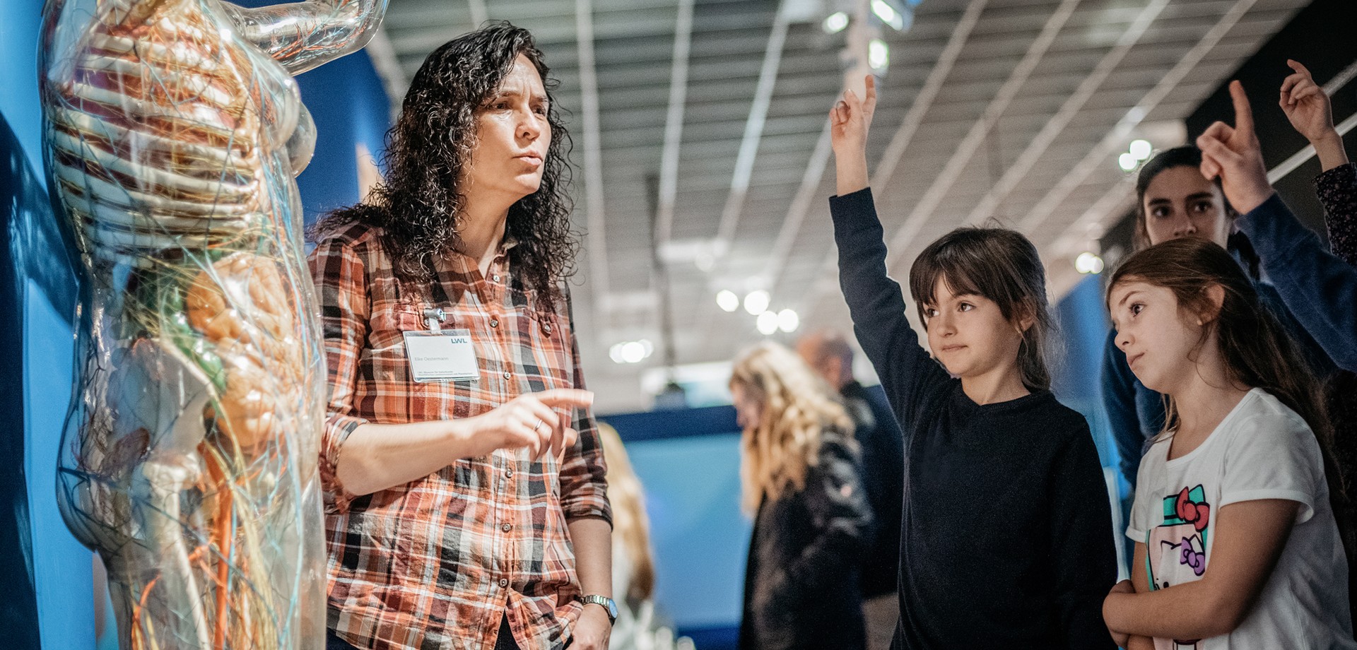 Museumssituation-Schulklasse mit Museumspädagogin. Foto:LWL/Steinweg